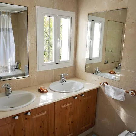 Private & Pool Nr Puerto Banus Villa *